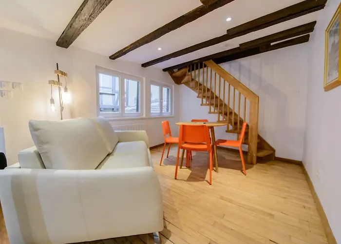 Cosy & Quiet Flat In Historical Lively Center Of Lägenhet
